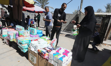 A street vendor concludes a sale with a woman