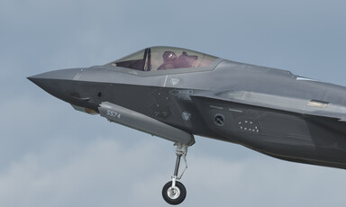The frontal view of an F-35 warplane, with view of the pilot cockpit 