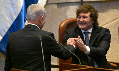 Argentine president and Israeli prime minister shake hands