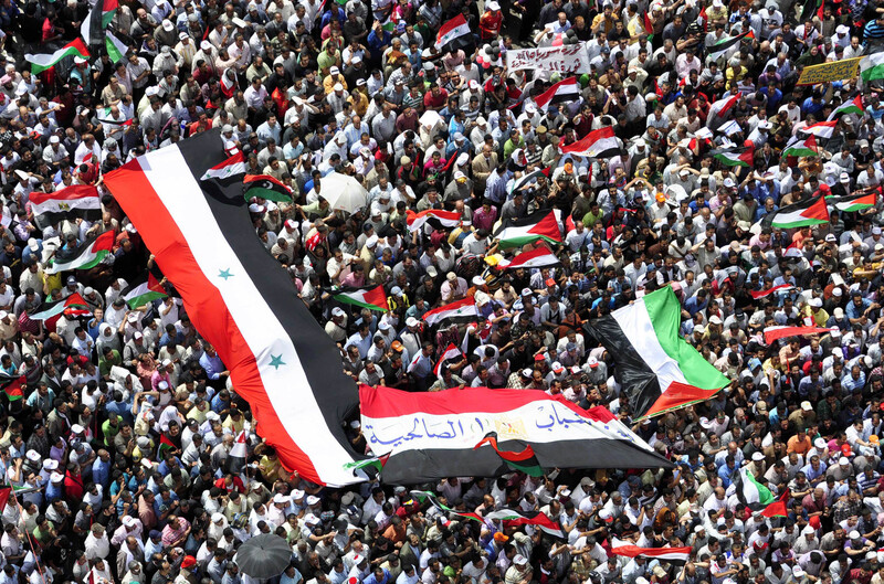 Massive crowd hold Palestinian and Egyptian flags