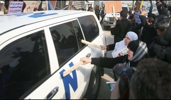 A prisoner's mother is hitting Ban Ki-moon's convoy with a stick
