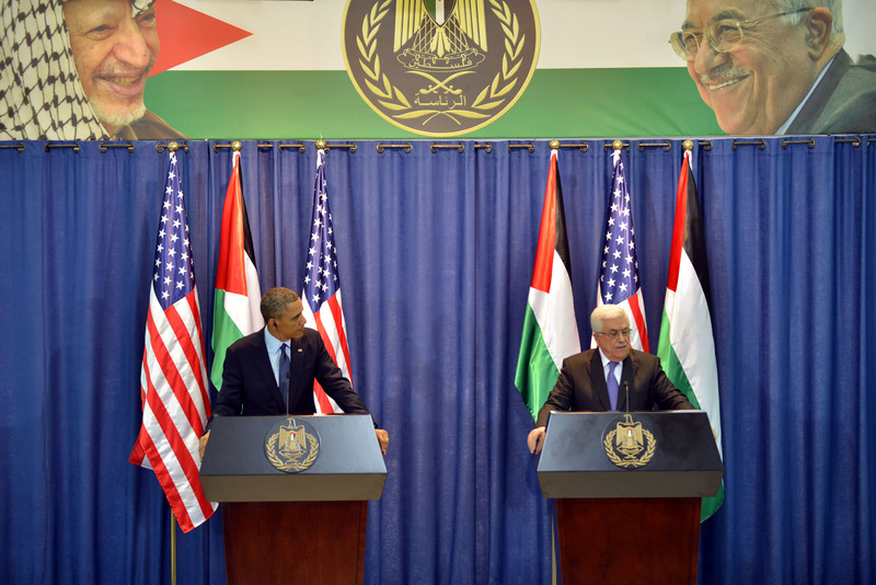 Barack Obama and Mahmoud Abbas stand at podiums with giant banner of Arafat and Abbas overhead