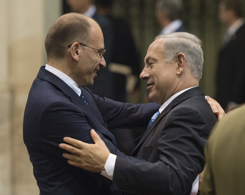 The prime minister of Italy Enrico Letta embraces Benjamin Netanyahu.