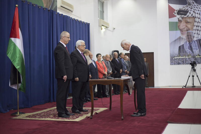 Mahmoud Abbas and Rami Hamdallah swear in new Palestinian Authority government