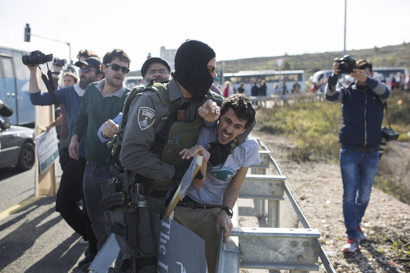 Palestine, A Month in Pictures 160205-combatants-peace