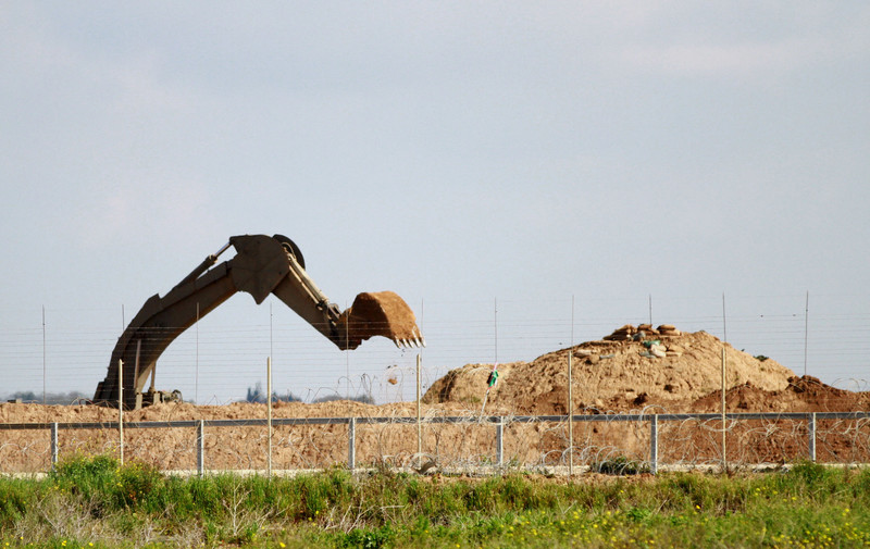 Palestine, A Month in Pictures 160211-israeli-digging