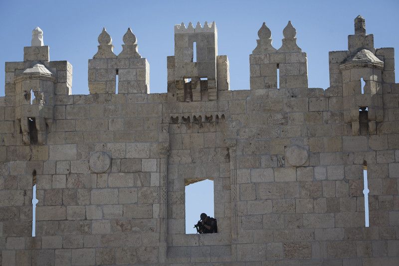 Palestine, A Month in Pictures 160217-damascus-gate-sniper