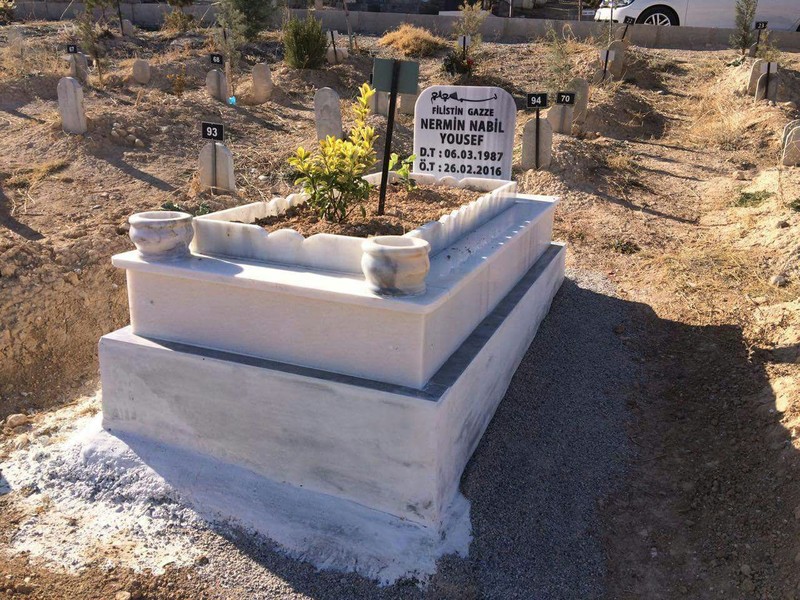 Photo of grave and headstone
