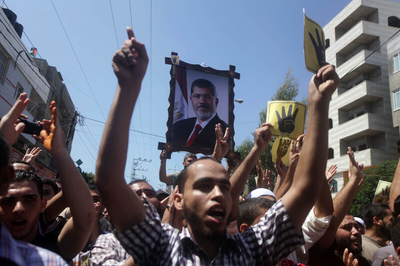 Large photo of Morsi carried above protesters