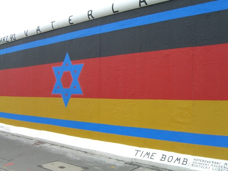 Mural of an overlap of Israeli and German flags painted on a wall 