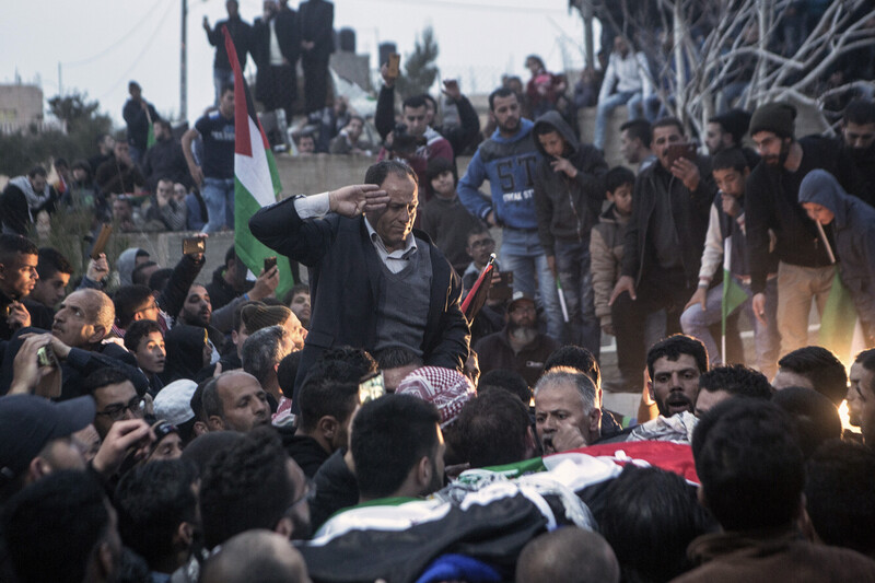 Man salutes corpse carried by mourners 