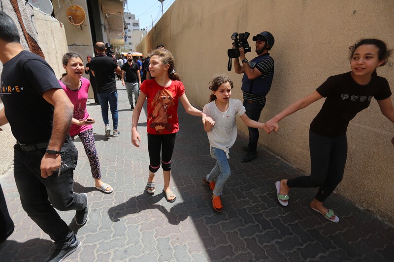 Palestinian children fleeing