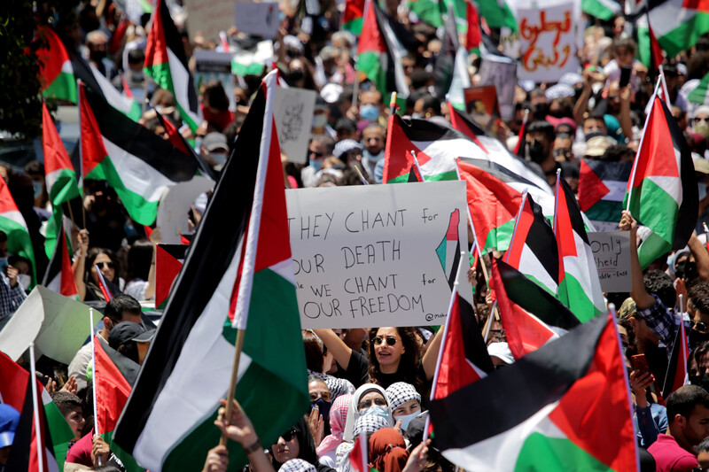 Large number of people with Palestinian flags