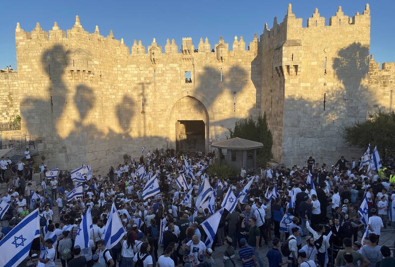 A large group of flag-carrying Israelis gathers outside Damascus gate