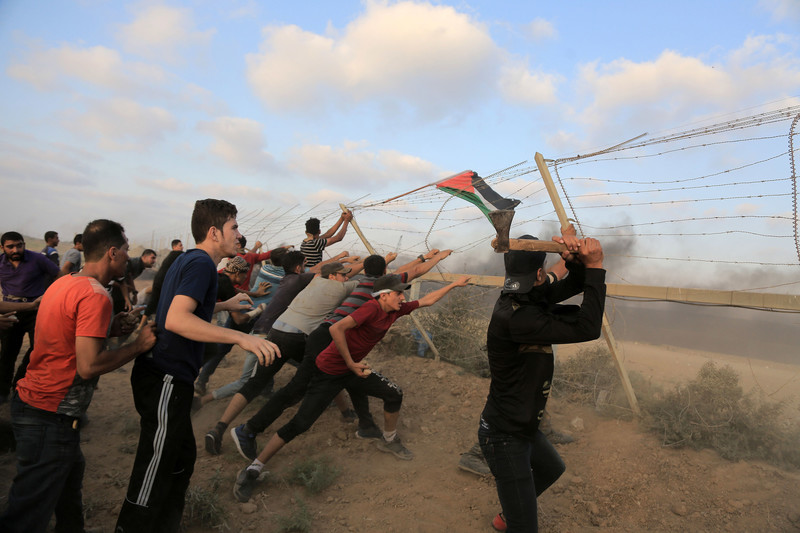 Palestinian youths attempt to tear down Gaza-Israel boundary fence