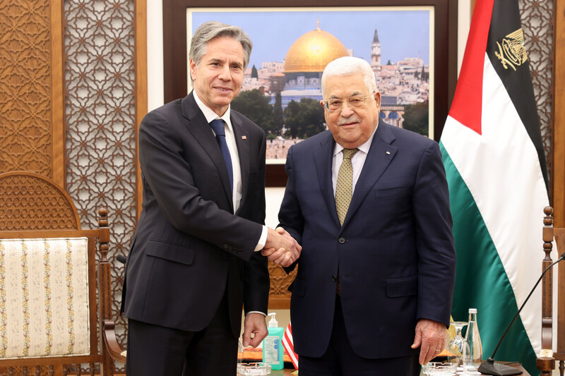 Antony Blinken and Mahmoud Abbas shake hands