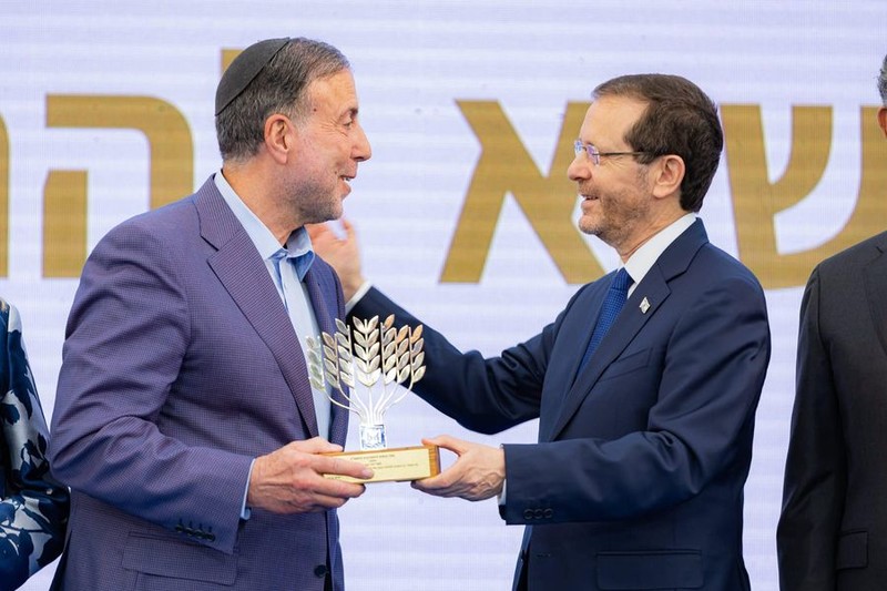 David Hager is awarded a volunteer prize by Israeli President Isaac Herzog