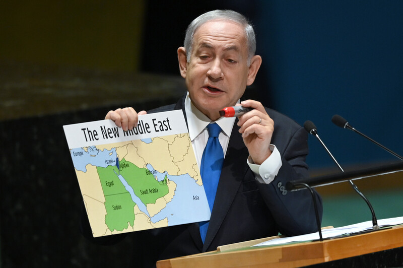 Benjamin Netanyahu holds a map and a red sharpie while standing at the UN General Assembly podium