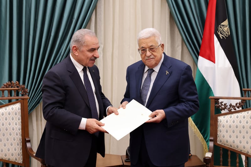Mohammad Shtayyeh hands his letter of resignation to Mahmoud Abbas