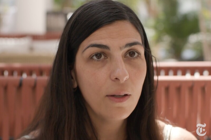 Una mujer habla con la cámara.