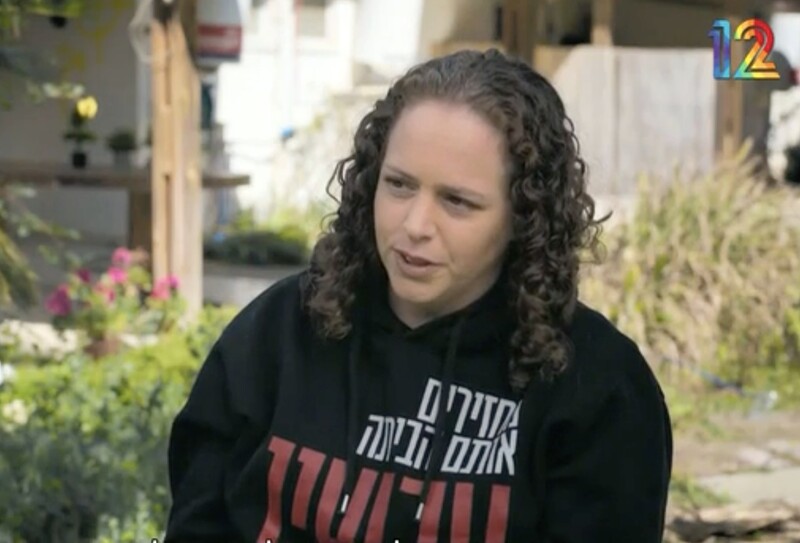 Una mujer habla a la cámara.