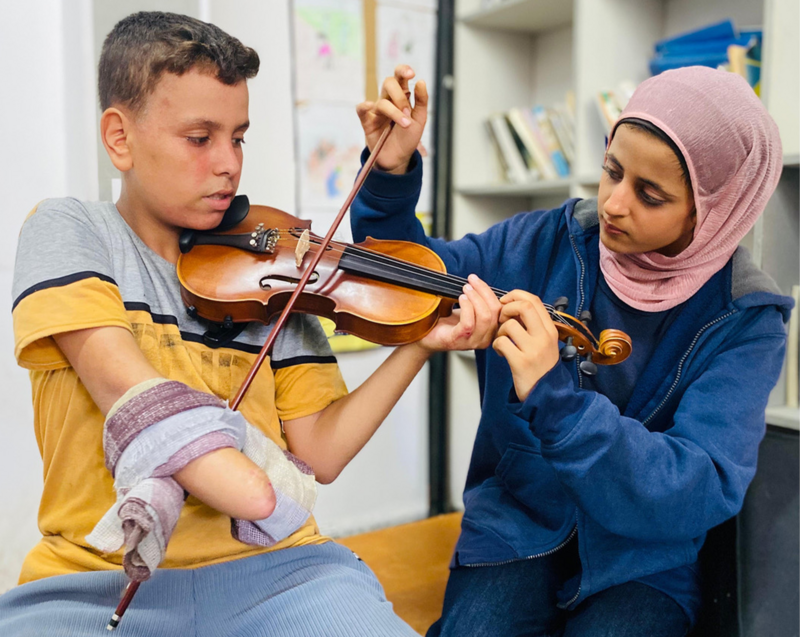 Music inspires child who lost hand in Israeli attack
