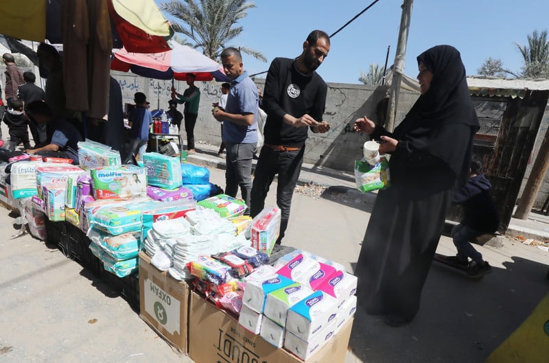 A street vendor concludes a sale with a woman