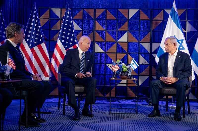 Blinken, Biden and Netanyahu seated amid US and Israeli flags