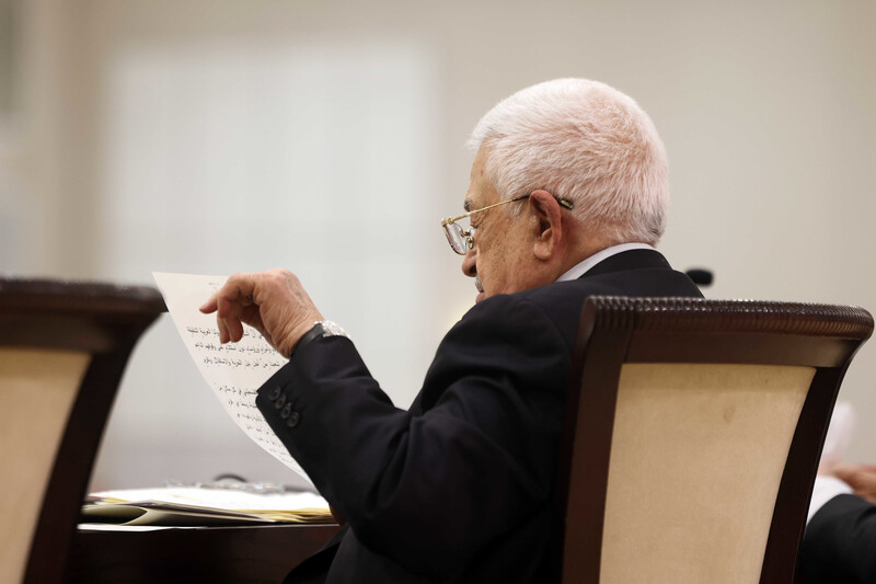 Mahmoud Abbas reads out a speech