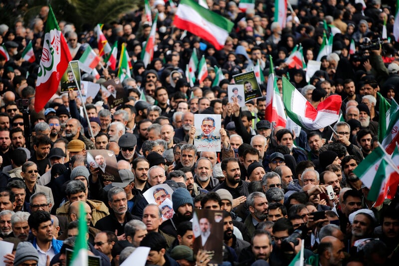 Enormous crowd, many carrying photos of Naini