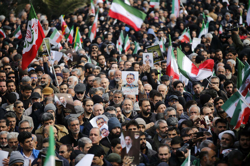 Enormous crowd, many carrying photos of Naini