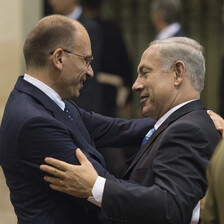 The prime minister of Italy Enrico Letta embraces Benjamin Netanyahu.