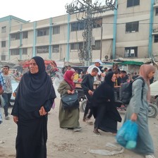 A large number of people fleeing in southern Gaza 