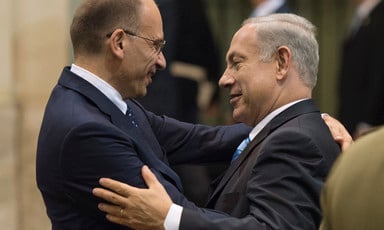 The prime minister of Italy Enrico Letta embraces Benjamin Netanyahu.
