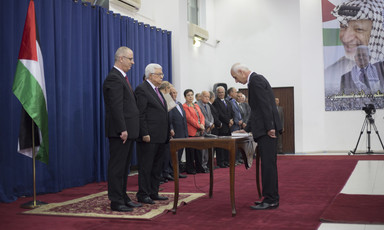 Mahmoud Abbas and Rami Hamdallah swear in new Palestinian Authority government