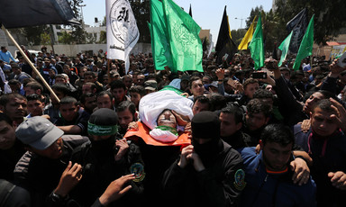 Photo shows Mazen al-Faqaha's body being carried through massive crowd