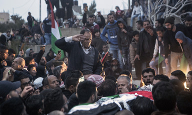 Man salutes corpse carried by mourners 