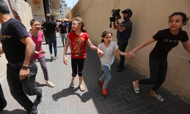 Palestinian children fleeing