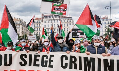 Large crowd holds Palestinian flags and banners