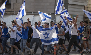 Crowd of Israeli flag-carriers marches, some raise their middle fingers 