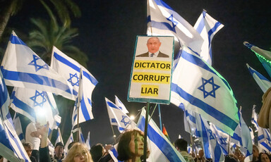 protestors wave Israeli flags and banners against Benjamin Netanyahu