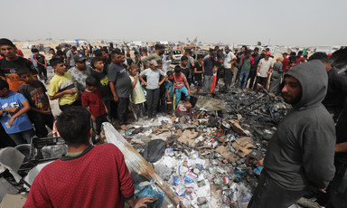 A large number of people in a camp that has been attacked by Israel 