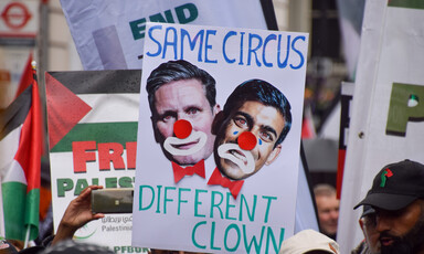 A sign with the faces of Keir Starmer and Rishi Sunak in clown make-up. Sign says: Same circus, different clown 