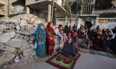 Girls pray in rubble for the Eid al-ADha