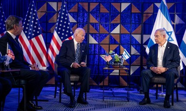 Blinken, Biden and Netanyahu seated amid US and Israeli flags