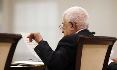 Mahmoud Abbas reads out a speech