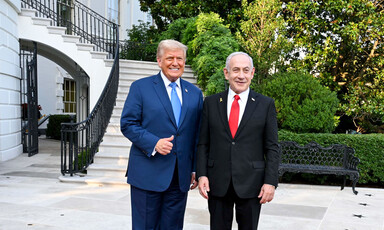 US President Donald Trump gives a thumbs up gesture while standing beside Israeli Prime Minister Benjamin Netanyahu